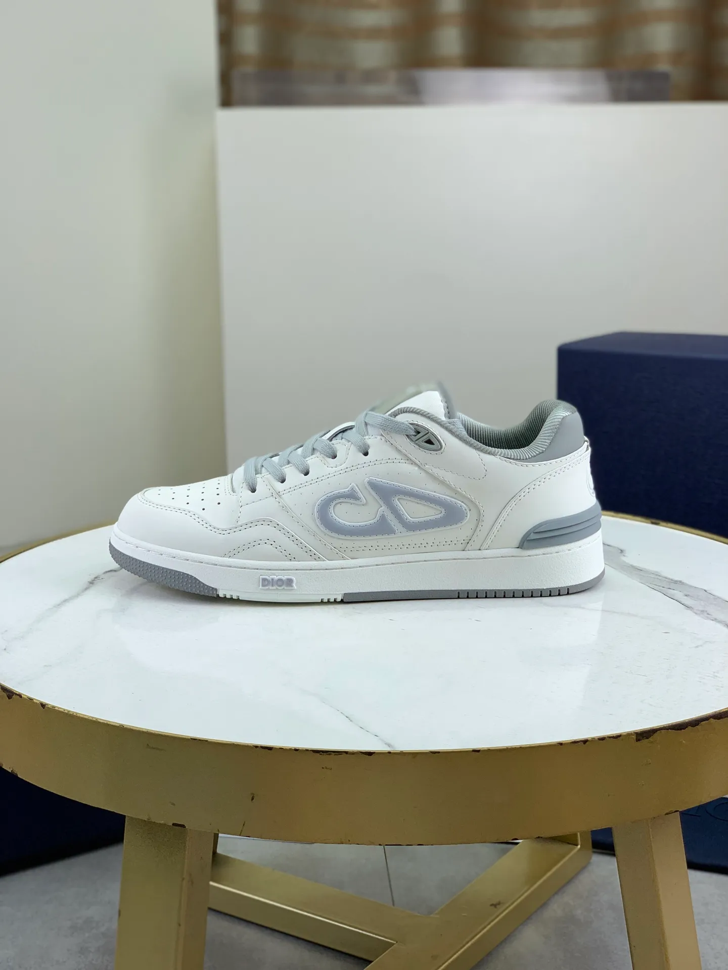 Factory price P760💰Low-top series 💎Top quality💎Dior's latest B57 low-top series original couple's mid-top sports sneakers Top high-end version Purchasing quality Original development Dior spring and autumn new B57 low-top couples' sports shoes are new products in this series, (Dior) B57 low-top sports shoes, original version 15560💰Purchased early spring new presbyopic sports shoes A favorite among major celebrities and Internet celebrities. The on-foot effect is very nice. The B57 sports sneakers are made by Italian craftsmen. They have distinct layers and a unique three-dimensional effect. They show a modern and elegant style, comparable to Dior  A classic style from Dior. Crafted from smooth black calf leather with beige and black Oblique print panels on the sides. The "CD Icon" shaped shoelace eyelets are clever and delicate, and the two-color rubber sole, rear collar and heel are all equipped with the brand's iconic details to enhance the style. Oblique printed straps at the ankle allow for an adjustable fit to complement the overall design. Fashionable and versatile, it can complement any look.                        Imported silk cowhide stitching with CD embroidery printing; 5⃣️colors🉑️choice TPU outsole Size: women’s 36-40 men’s: 38-46 (men’s sizes 38, 45, 46 are custom-made, non-refundable and non-exchangeable)